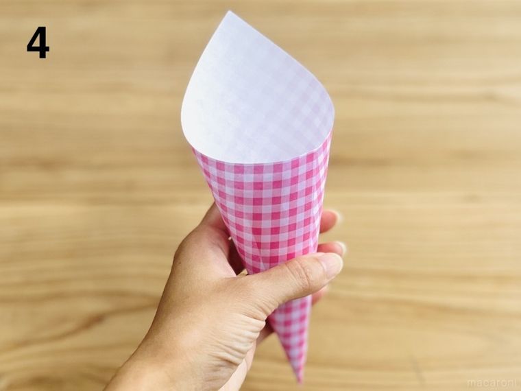 折り紙をコーン型に丸めた様子