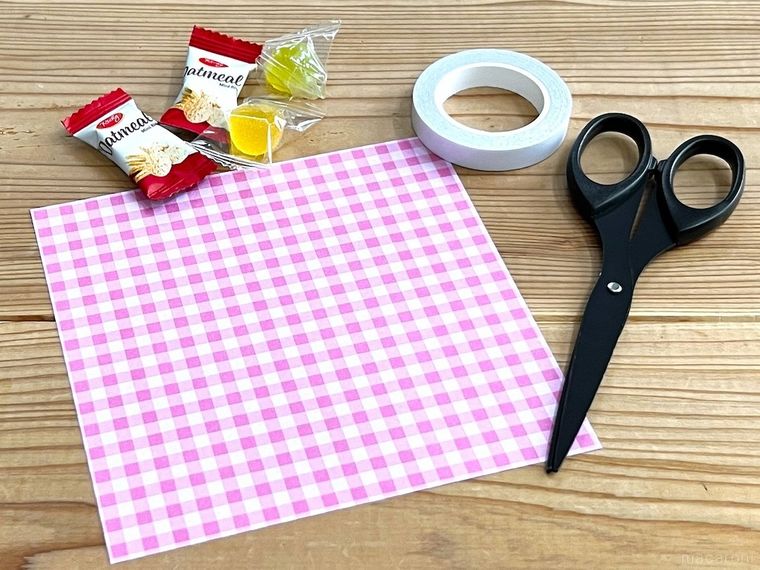 折り紙、両面テープ、ハサミ、お菓子