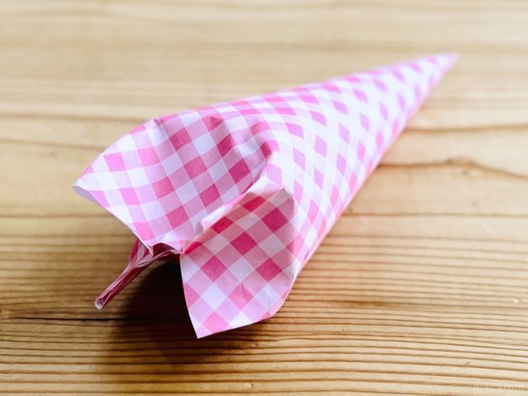 コーン型にラッピングをしたプチギフト