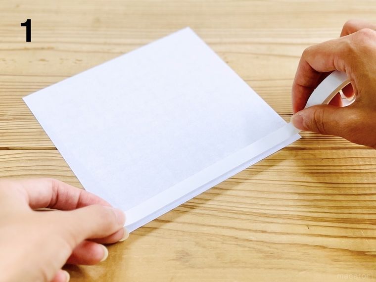 折り紙に両面テープを貼っている様子