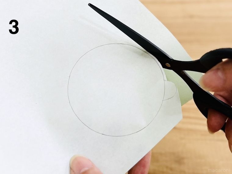 折り紙を円形に切っている様子