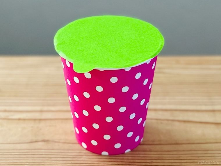 折り紙でフタをした紙コップ
