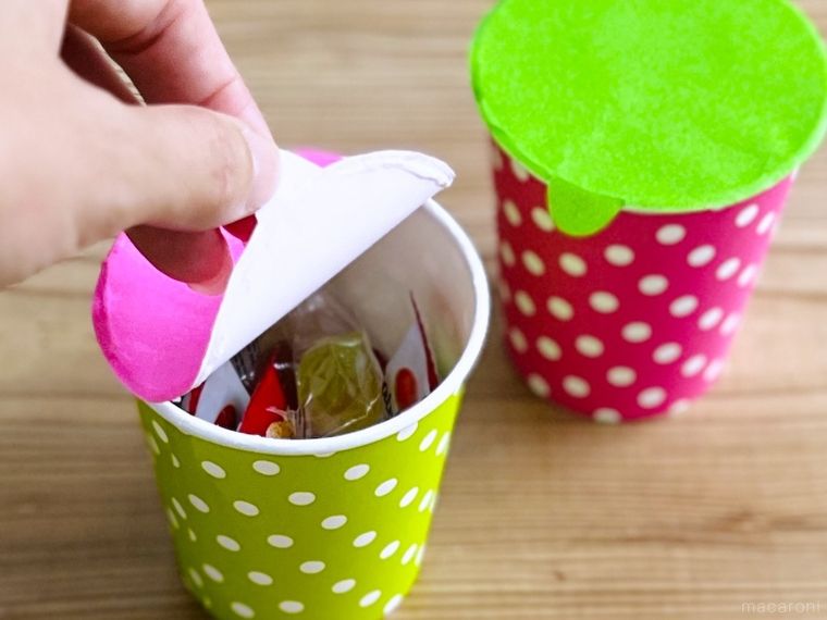 紙コップに貼った折り紙を剥がしている様子