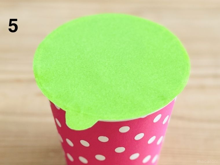 折り紙でフタをした紙コップ