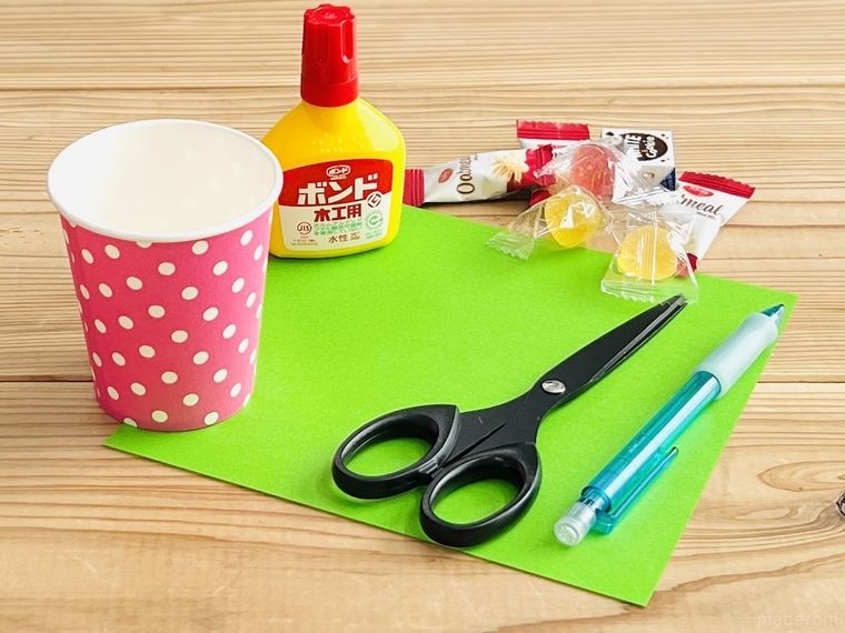紙コップ、折り紙、ハサミ、シャーペン、ボンド、お菓子