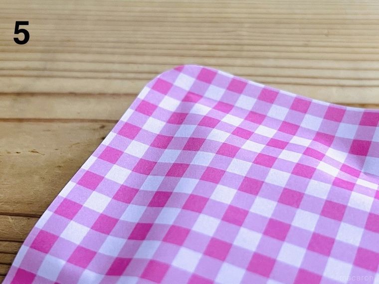 折り紙の隅を丸く切った様子