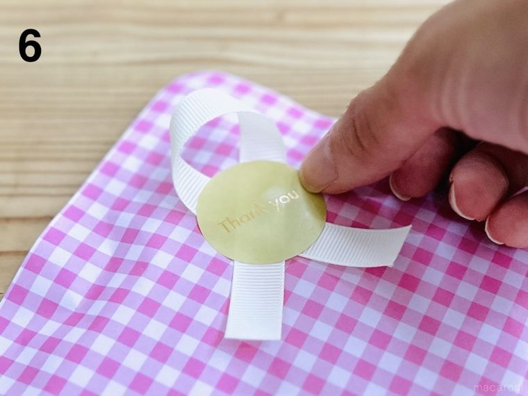 折り紙にシールを貼っている様子