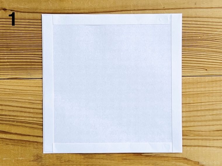 折り紙の4辺に両面テープを貼った様子