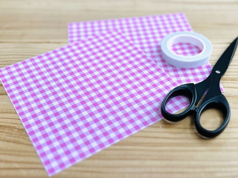 ピンク色の折り紙、ハサミ、両面テープ