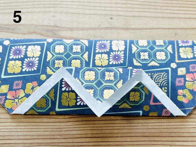 折り紙でポチ袋を作っている様子