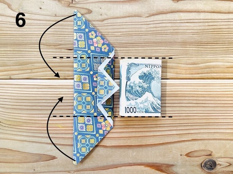 折り紙でポチ袋を作っている様子