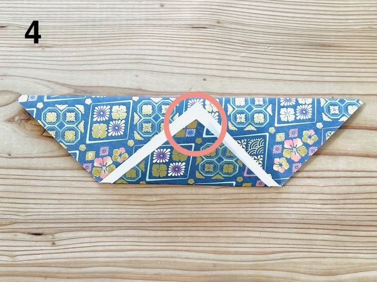 折り紙でポチ袋を作っている様子