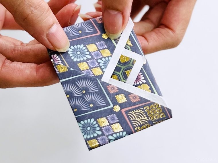 折り紙で作ったポチ袋を手で持っている様子