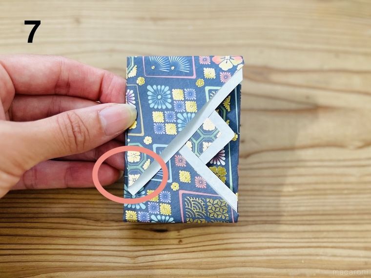 折り紙でポチ袋を作っている様子