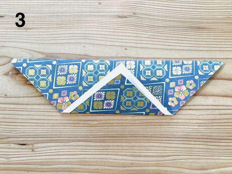 折り紙でポチ袋を作っている様子