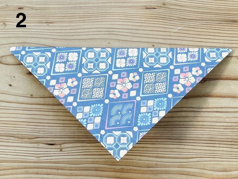 折り紙を三角に折った様子