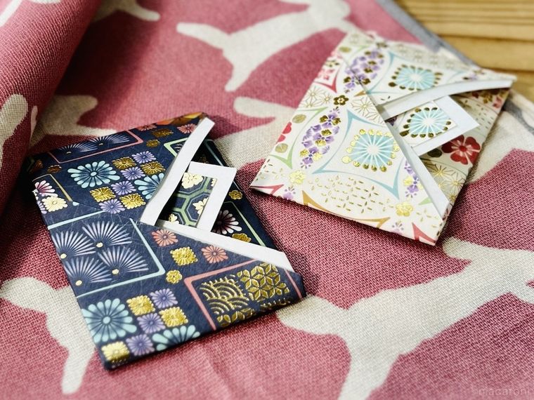 折り紙で作ったポチ袋が風呂敷の上にのっている様子