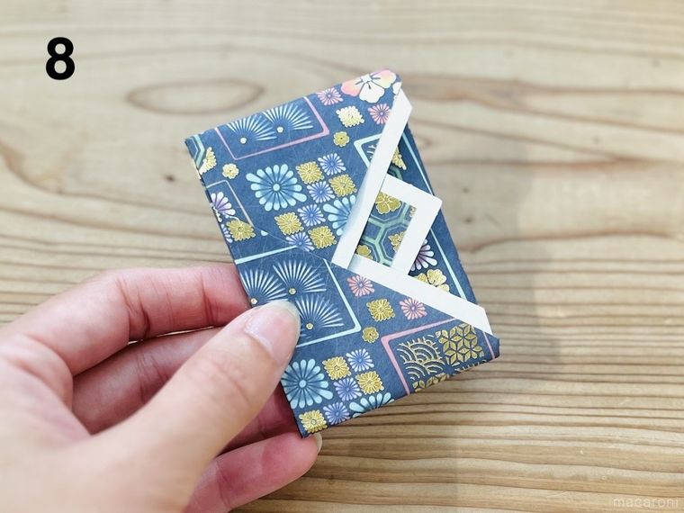 折り紙で作ったポチ袋を手で持っている様子