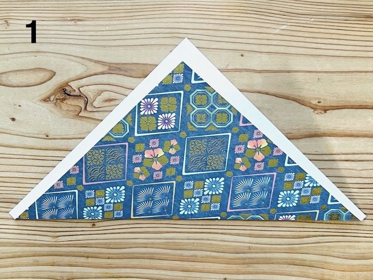 折り紙を三角に折った様子