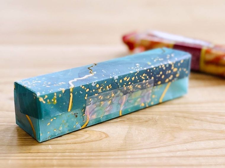 折り紙を細長い箱状に折った様子