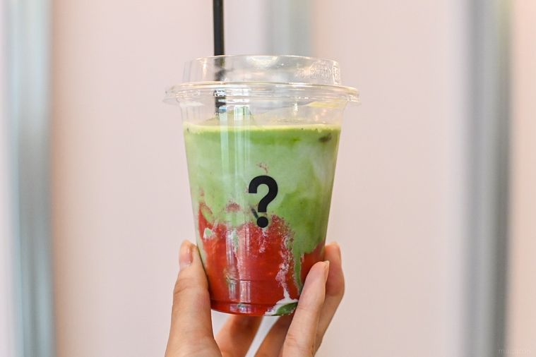 ドリンクを持っているところ