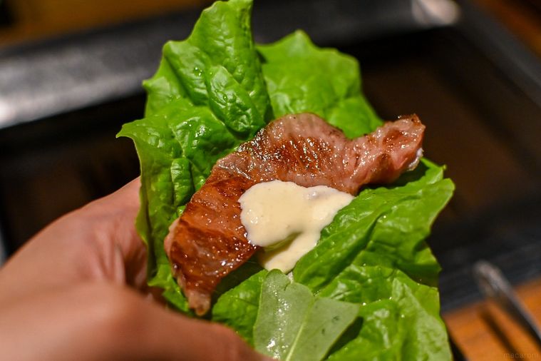 お肉を包んでいるところ