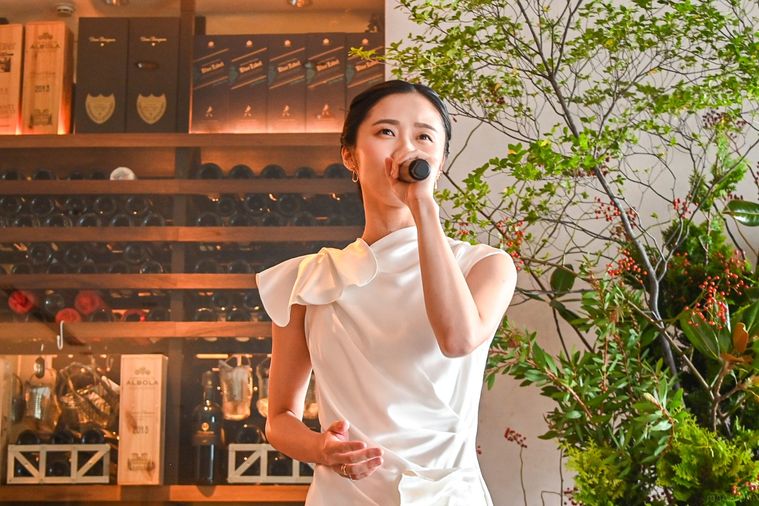 女性が歌唱しているところ