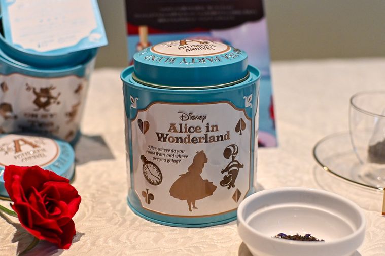 紅茶の缶のアップ