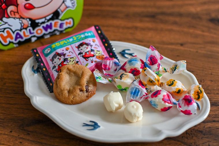 お皿にのったクッキーとキャンディ