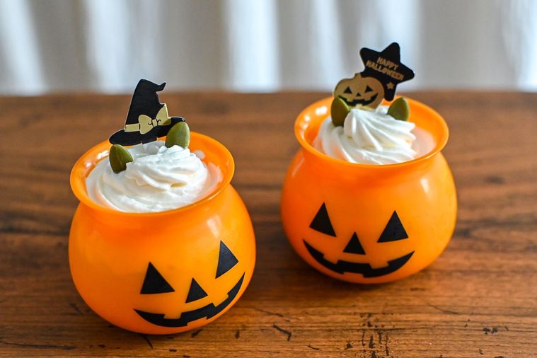 かぼちゃの器に入ったプリン2つ