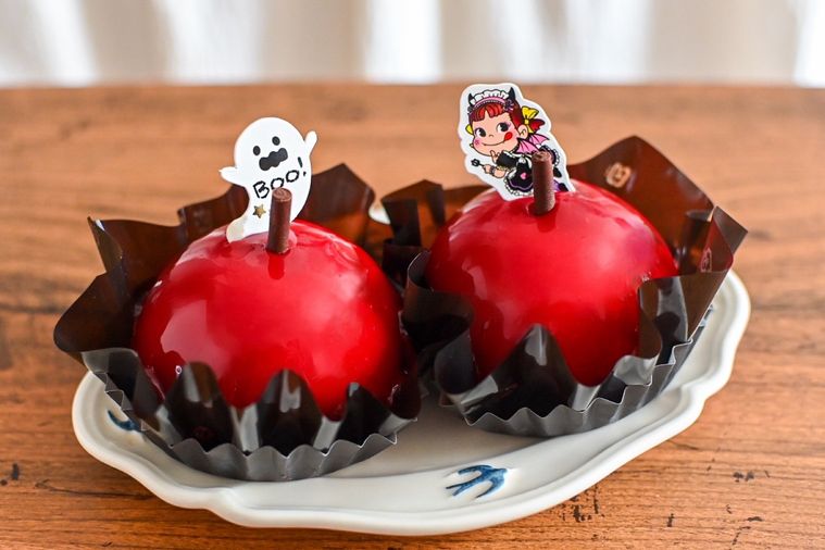 お皿にのったリンゴ型のケーキ