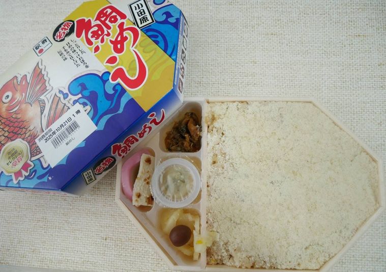 かまぼこや佃煮が入った、鯛めしの駅弁
