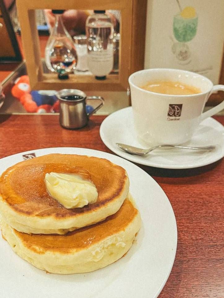 白いお皿に盛られたホットケーキとコーヒー