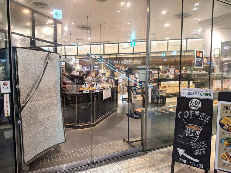 全面ガラス張りのザ シティ ベーカリー グランフロント大阪の外観