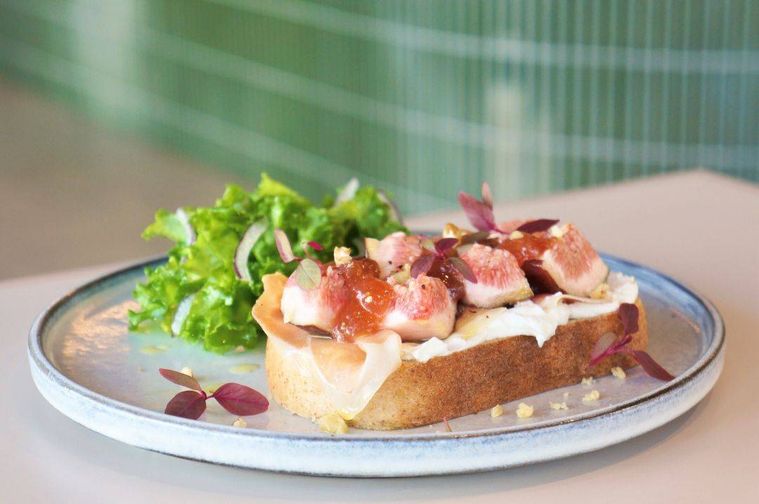 白いお皿に盛られたタルティーヌ いちじくと生ハム