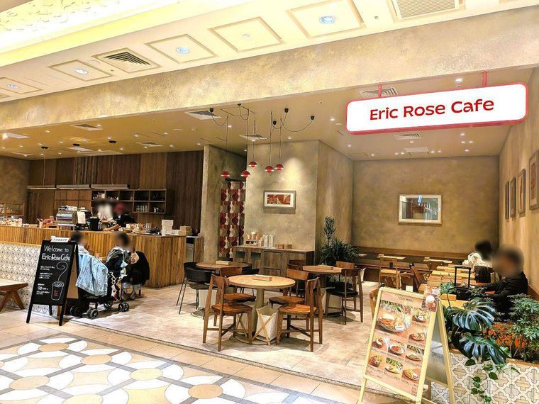 入り口がオープンになったエリックローズカフェ オオサカの外観