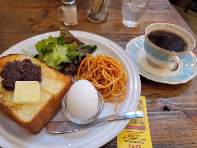 白いお皿に盛られたあん塩バタートーストと本日のモーニング珈琲