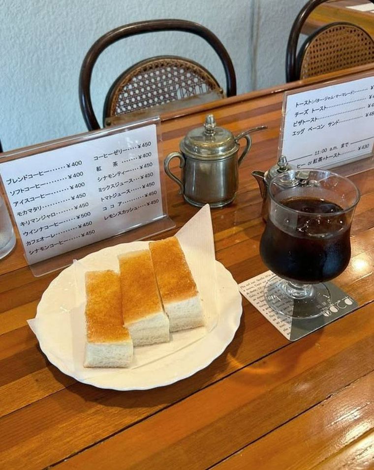 白いお皿に盛られたトーストとアイスコーヒー