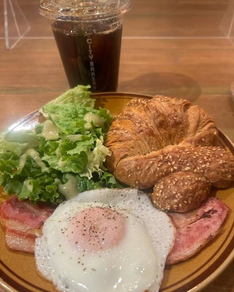 ブラウンのプレートに盛られたシービー ブレックファーストとブレンドコーヒー