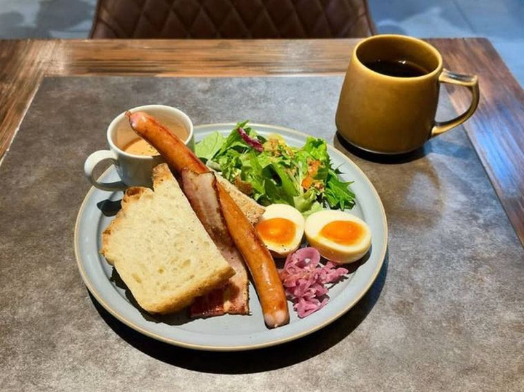 グレーのお皿に盛られたグッドモーニングプレートと本日のハンドドリップ