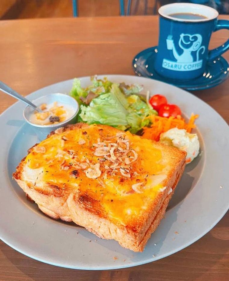 白いお皿に盛られた玉ねぎとベーコンのクロックムッシュとコーヒー 深煎り