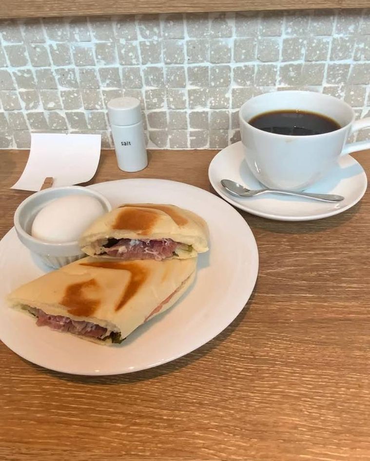 白いお皿に盛られた生ハムパニーニセットとあべのブレンド