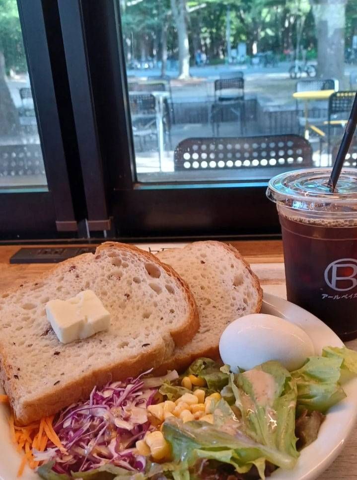 白いお皿に盛られたモーニングセットとアイスコーヒー