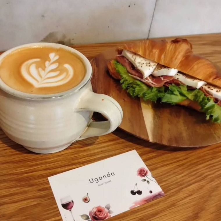 木のプレートにのせられたモッツアレラとカフェラテ ダーク