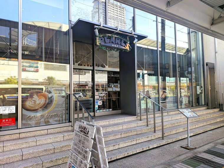 全面ガラス張りのパールズの外観