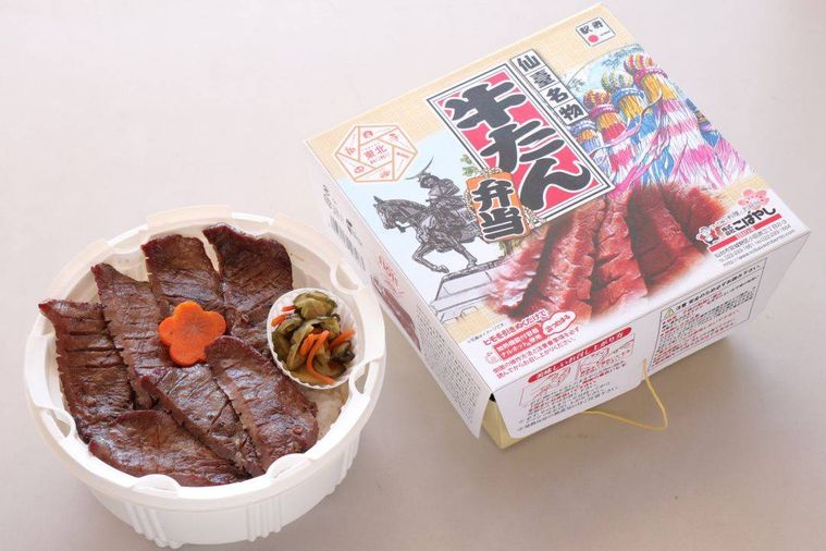 白い容器に入った仙台名物牛たん弁当