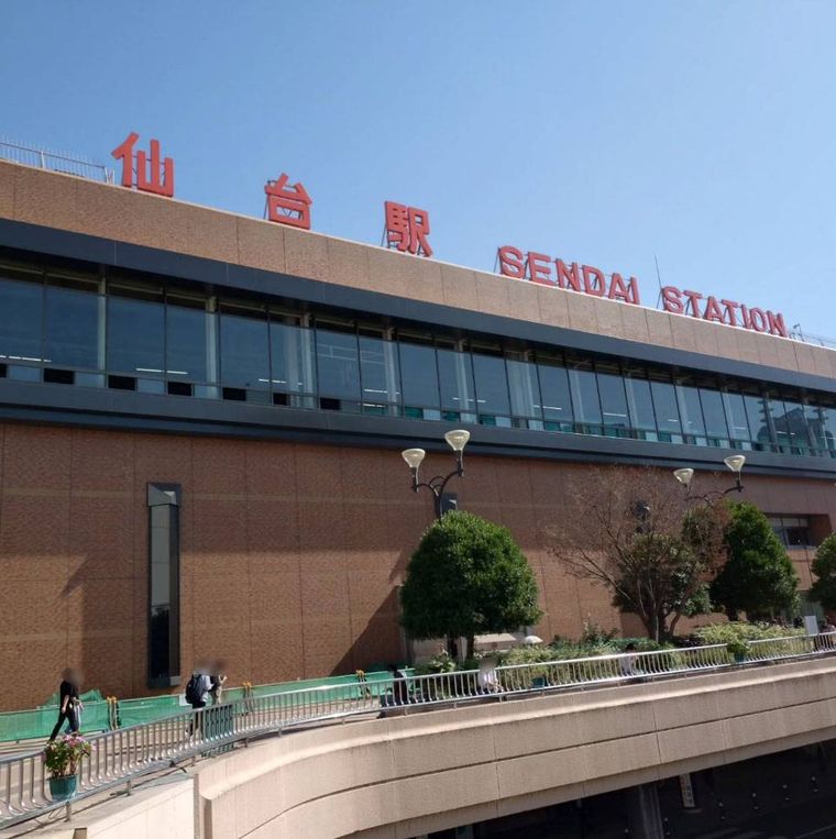 タイル張りの外壁の仙台駅の外観