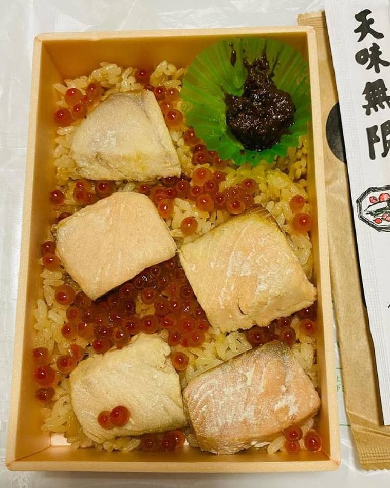 木目調の容器に入った鮭はらこめし