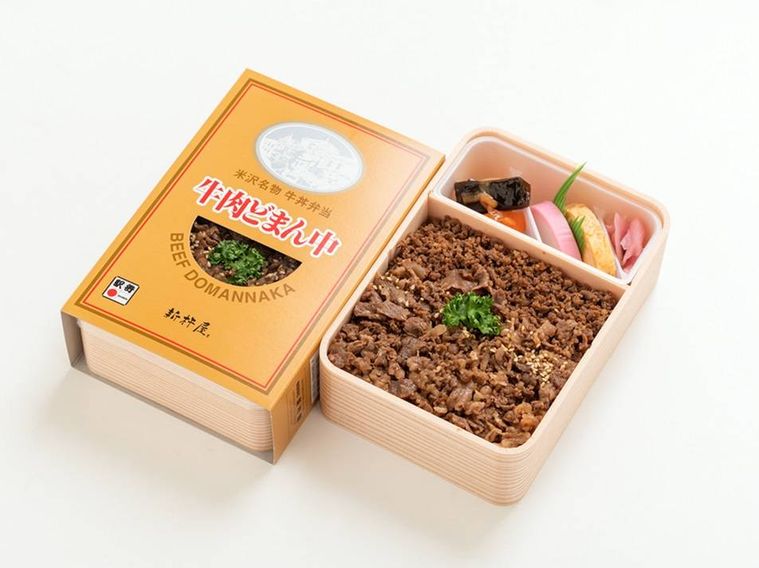 木目調の容器に入った牛肉どまん中