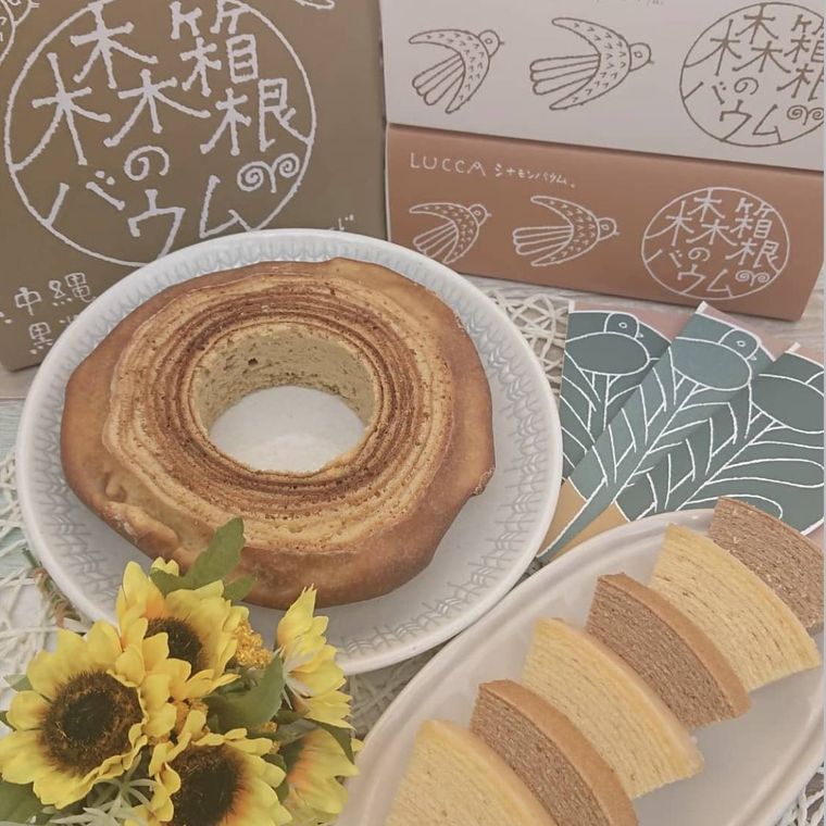 ルッカの森の箱根森のバウムの箱と器にのせた中のバウムクーヘン